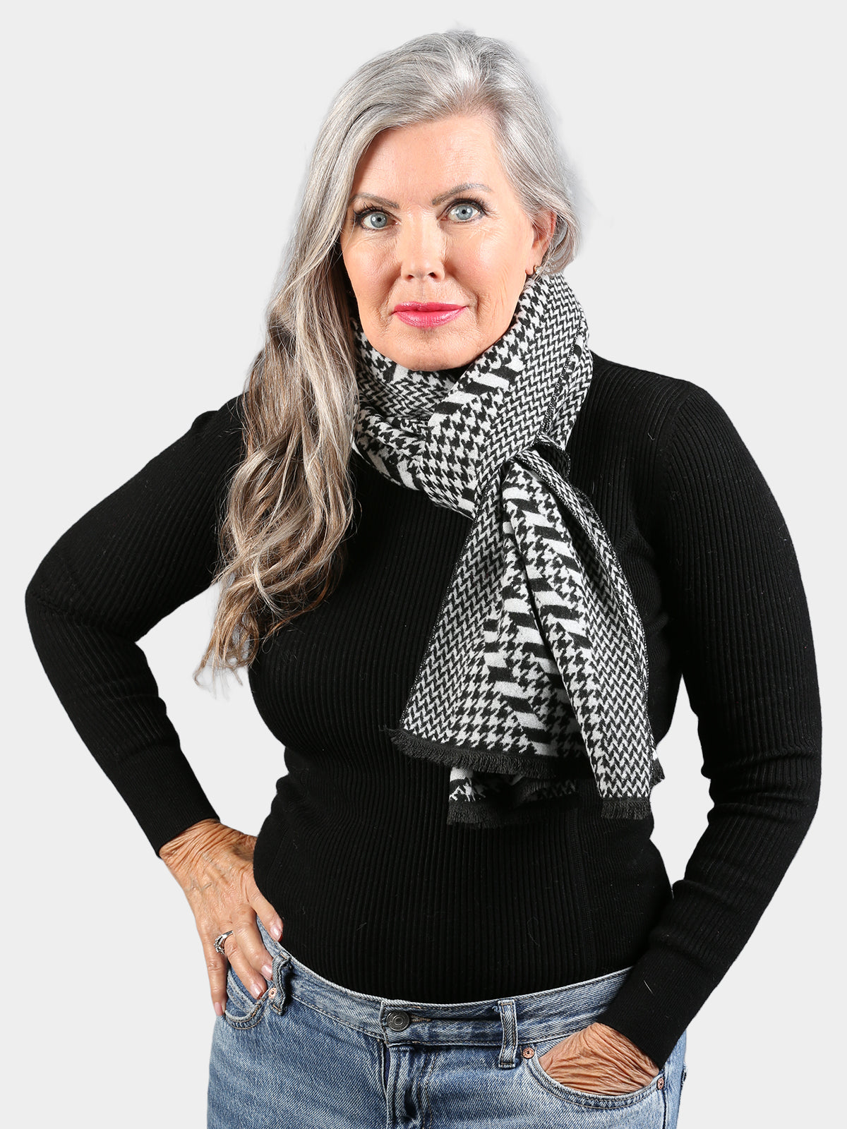 Woman's Black & White Woven Houndstooth Scarf