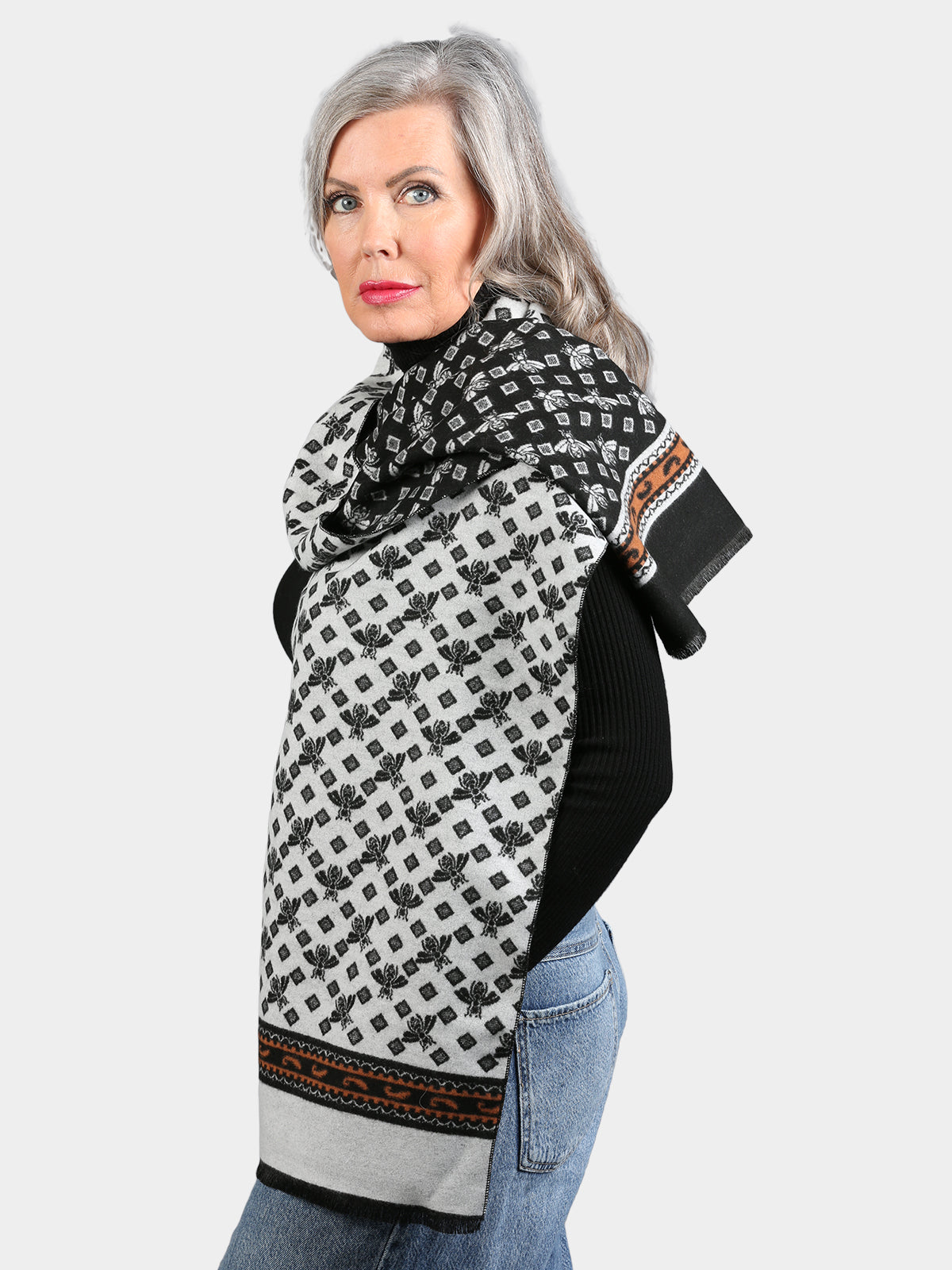 Woman's Black & White Woven Knit Scarf